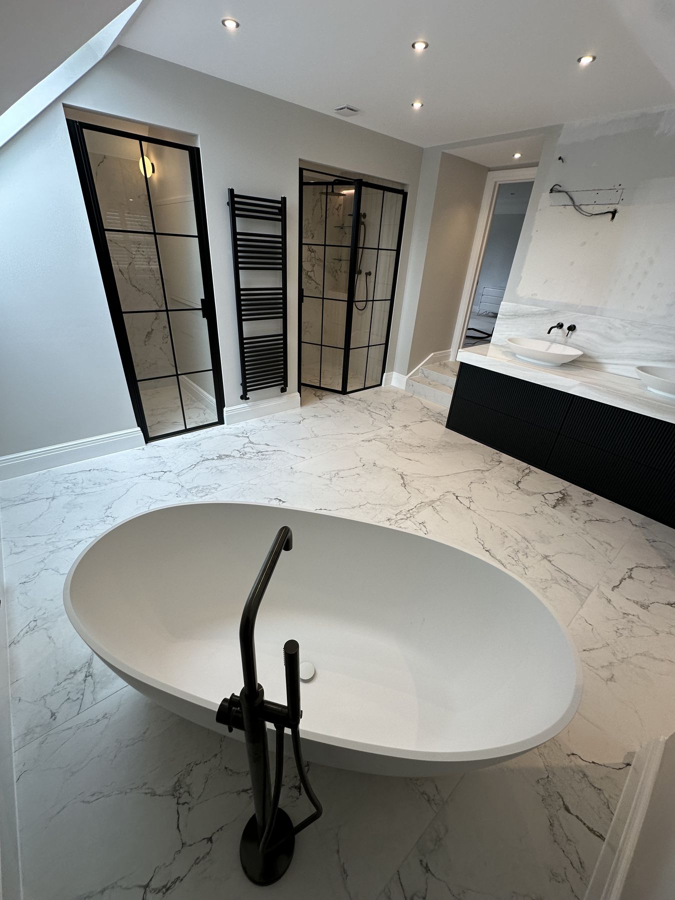 Freestanding bath on marble-effect porcelain