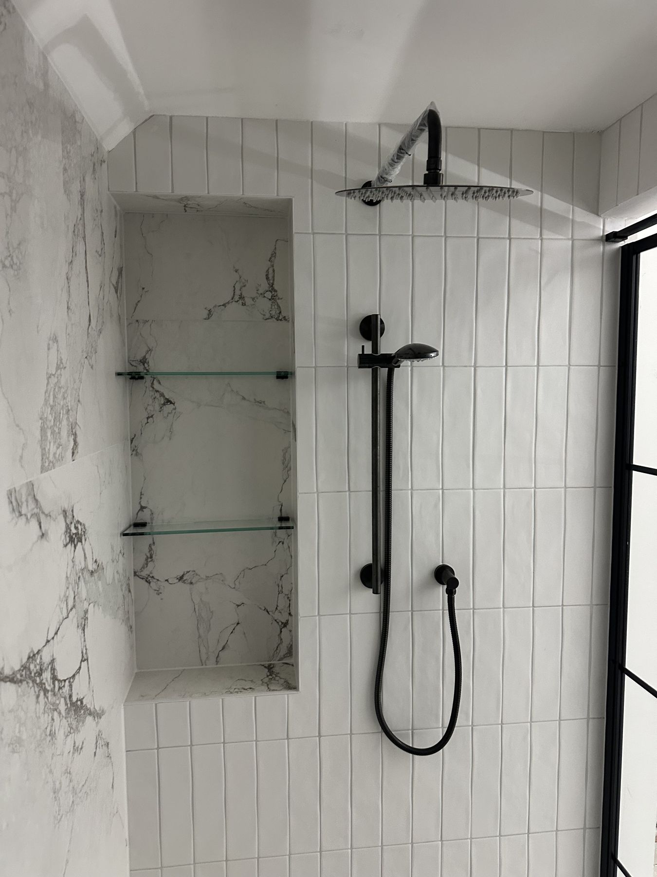 Walk-in shower with a tiled niche