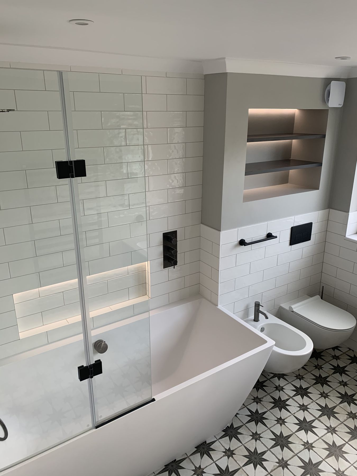 Bath with a glass screen